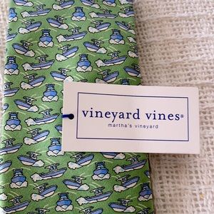 BRAND NEW NEVER WORN Vineyard Vines 100% silk tie. Green. Center Console print.